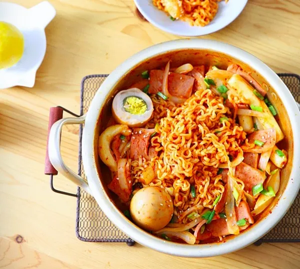 Ăn lẩu mì Hàn Quốc Rabokki nóng hổi xua tan cái lạnh