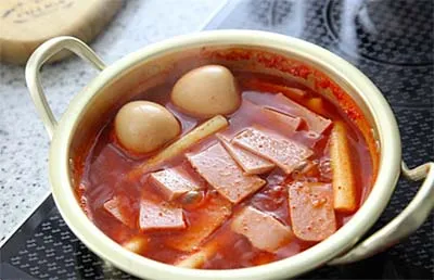 Ăn lẩu mì Hàn Quốc Rabokki nóng hổi xua tan cái lạnh