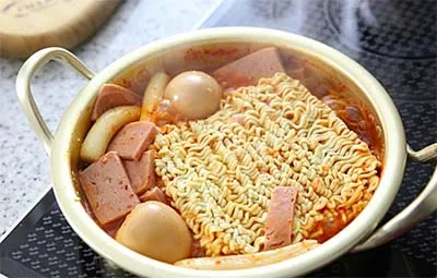 Ăn lẩu mì Hàn Quốc Rabokki nóng hổi xua tan cái lạnh