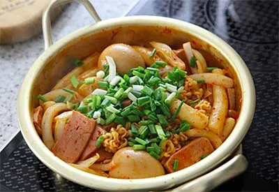 Ăn lẩu mì Hàn Quốc Rabokki nóng hổi xua tan cái lạnh