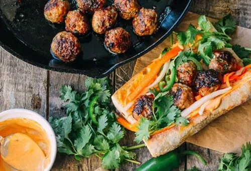 Bánh mì thịt viên béo ngậy, thơm lừng ngon miễn chê