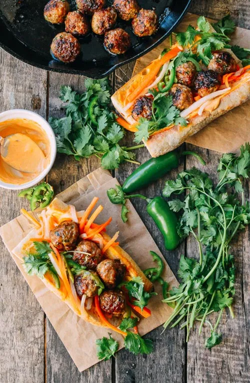 Bánh mì thịt viên béo ngậy, thơm lừng ngon miễn chê