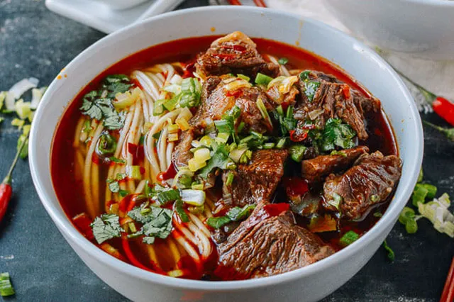 Bún bò sốt vang nóng hổi vào bữa sáng