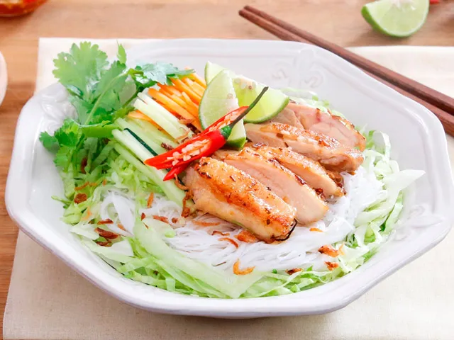 Bún trộn gà áp chảo cho bữa sáng ngon miệng