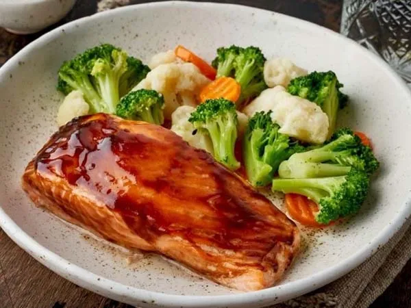 Cách làm cá hồi áp chảo sốt teriyaki da giòn, chuẩn vị