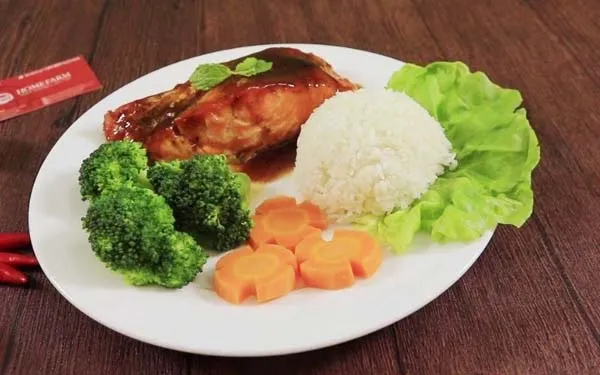 Cách làm cá hồi áp chảo sốt teriyaki da giòn, chuẩn vị