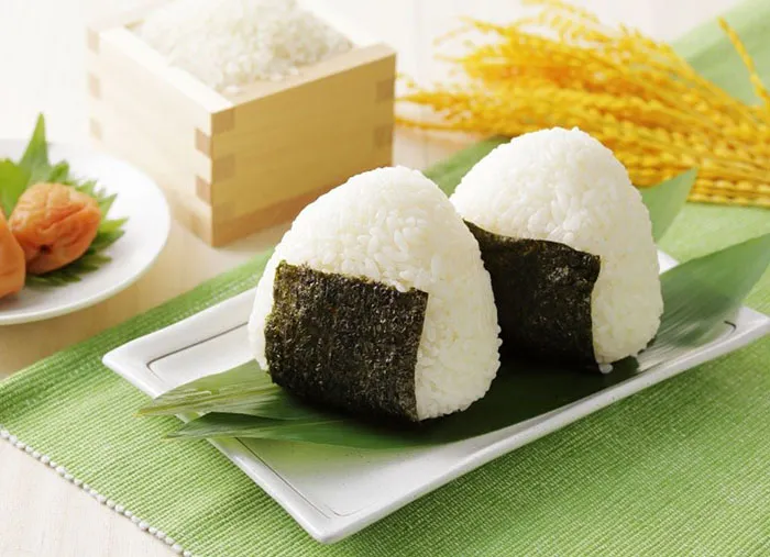 Cách làm cơm nắm Nhật Bản (Onigiri) đơn giản dễ làm