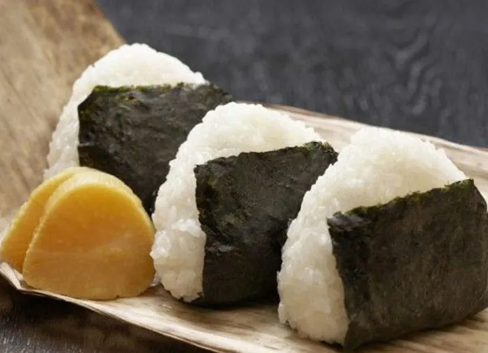 Cách làm cơm nắm Nhật Bản (Onigiri) đơn giản dễ làm