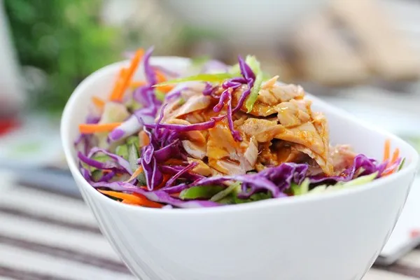 Cách làm salad cá ngừ trộn nhanh cho bữa trưa đủ chất