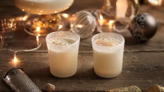 Học cách pha cocktail trứng eggnog đúng chuẩn Giáng sinh