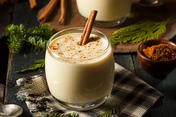 Học cách pha cocktail trứng eggnog đúng chuẩn Giáng sinh