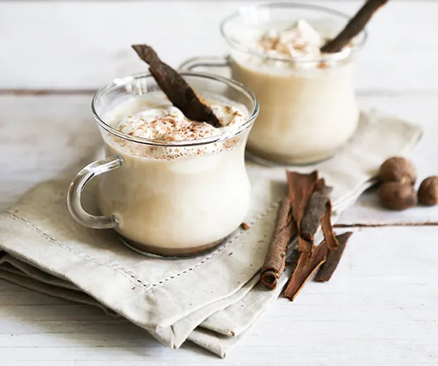 Học cách pha cocktail trứng eggnog đúng chuẩn Giáng sinh