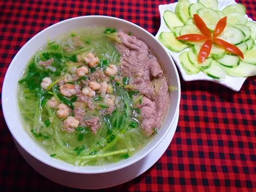 Mát ruột với canh bầu nấu tôm