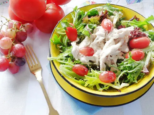 Salad ức gà sốt sữa chua