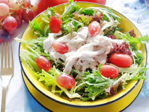 Salad ức gà sốt sữa chua