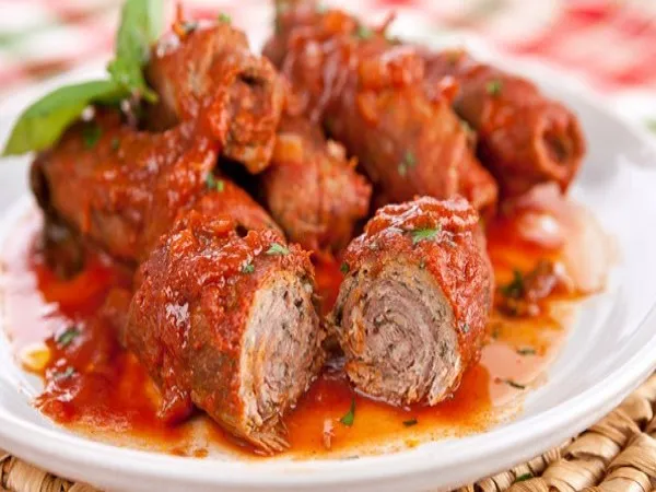 Thịt bò cuộn braciole ăn với pasta kiểu Ý