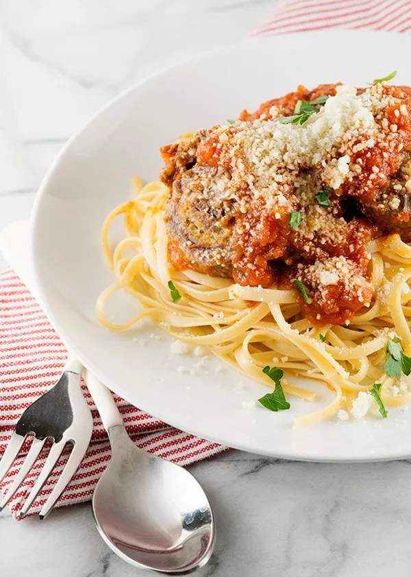 Thịt bò cuộn braciole ăn với pasta kiểu Ý