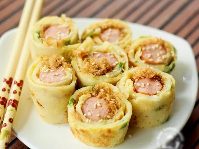 Thưởng thức bánh pancake trứng cuộn xúc xích dễ làm