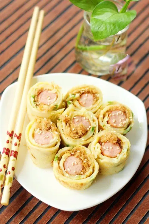 Thưởng thức bánh pancake trứng cuộn xúc xích dễ làm