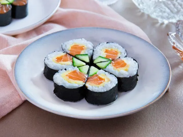 Tuyệt ngon với sushi cá hồi tự làm