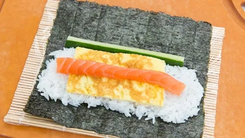 Tuyệt ngon với sushi cá hồi tự làm