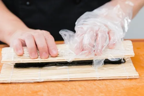 Tuyệt ngon với sushi cá hồi tự làm